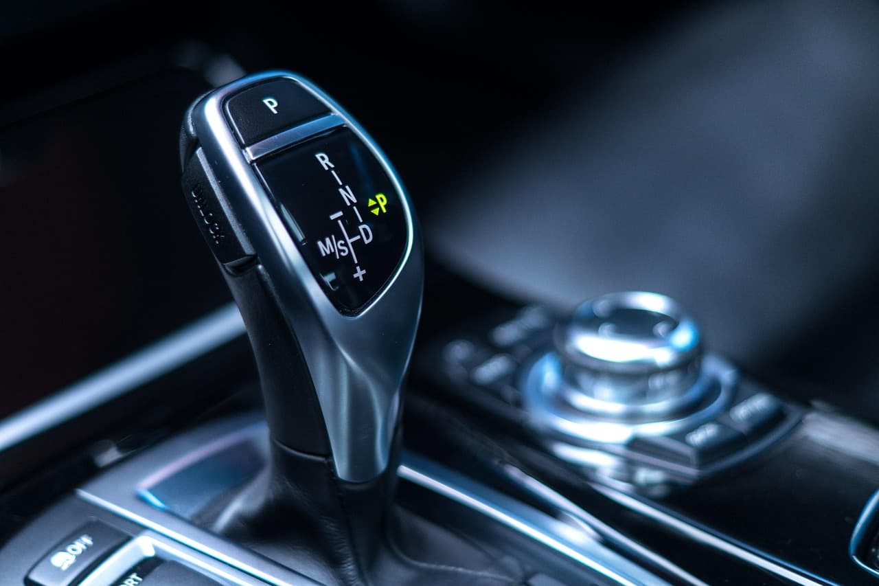 An automatic gear selector beside the centre console of a modern car
